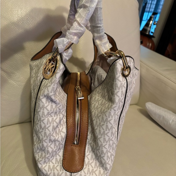 Michael Kors Fulton handbag. Large charm shoulder tote.  Vanilla. - Picture 14 of 16